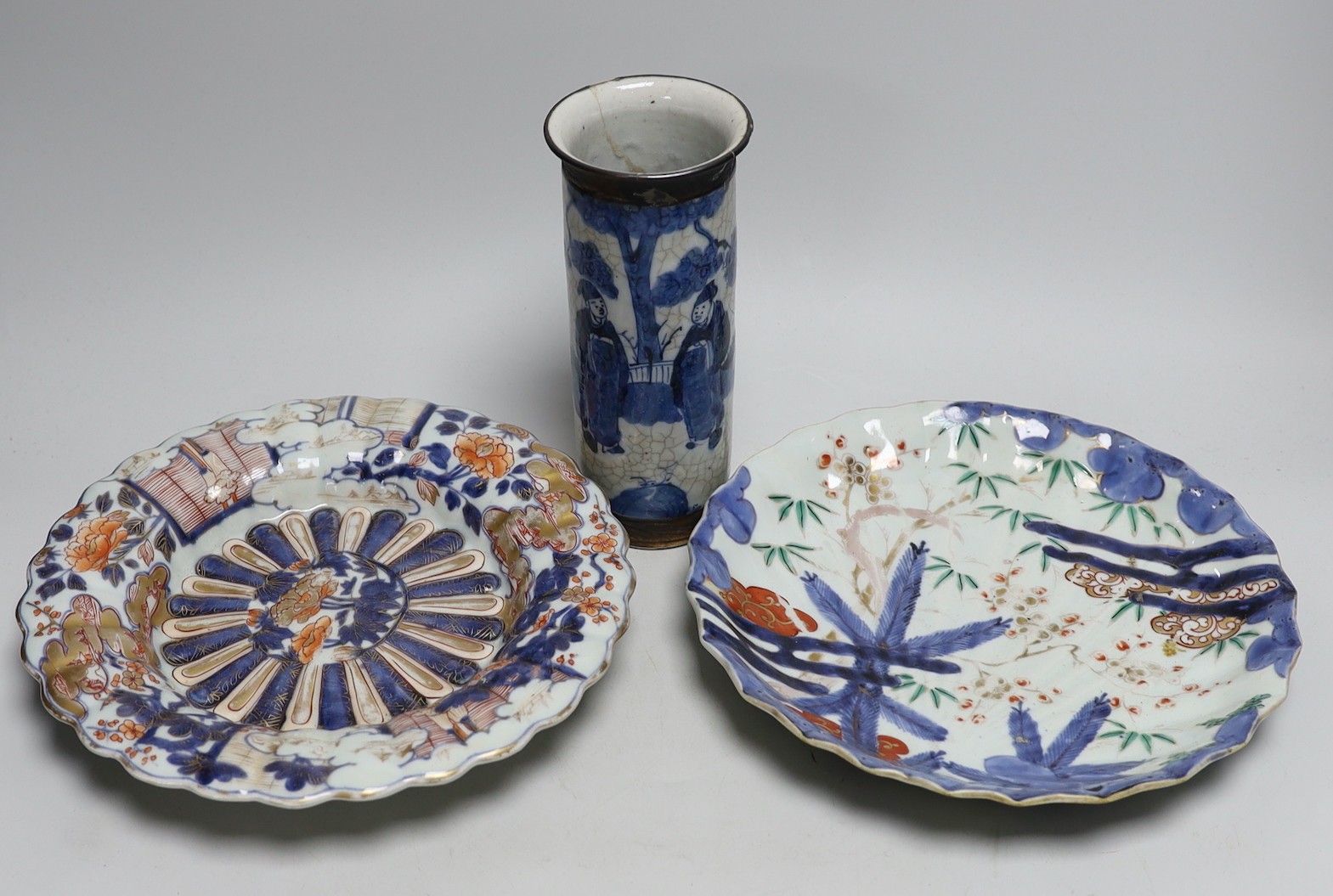 A Chinese crackle glaze vase, 20cm tall, together two Imari dishes
